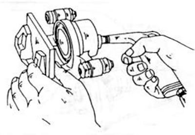 Рис.220. Выжимание поршня из цилиндра седловины клапана