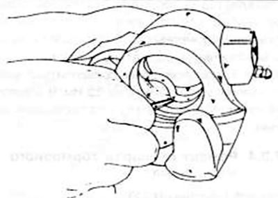 Рис.221. Острым предметом осторожно вынуть уплотнительное кольцо из отверстия цилиндра.