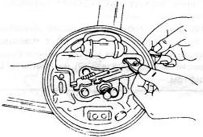 Рис. 228. Установка нажимной штанги и рычага управления тормозами колодками и коромысла через плиту…