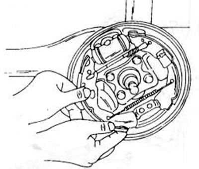 Рис.229. Колодку потянуть наружу, пока можно будет вставить вверху и внизу.