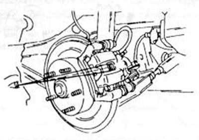 Рис. 233. Толщину тормозной колодки тормоза заднего колеса можно видеть в окошке суппорта дискового…