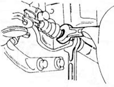 Рис. 234. Освобождение троса ручного тормоза от заднего суппорта тормозного механизма