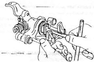 Рис. 235. Отвинчивание поршня от заднего суппорта тормозного механизма. Для этого должен…
