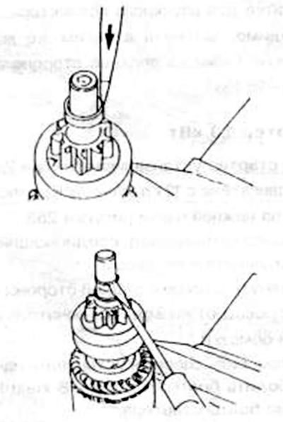 Рис.256. Забивание соединительного кольца с помощью зубила (на верхнем рисунке) и удаление…