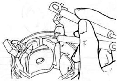 Рис.258. Проверка катушки возбуждения на замыкание на корпус