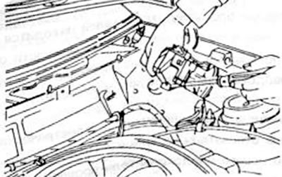Рис.265. С помощью отвертки отжимают продольный рычаг от рычагов стеклоочистителя, после чего…