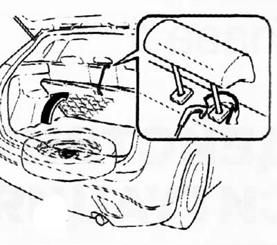2. Замацуйце панэль падлогі ў адкрытым становішчы, зачапіўшы кручок за падгалоўнік сядзення.