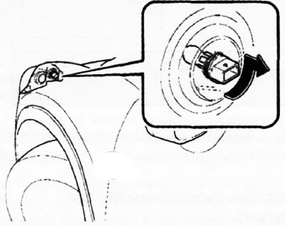 4. Поверните патрон против часовой стрелки и выньте патрон с лампой из корпуса фары. Осторожно…