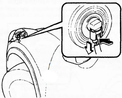 4. Отсоедините электрический разъем. Для этого нажмите пальцем на лапку фиксатора и разъедините…