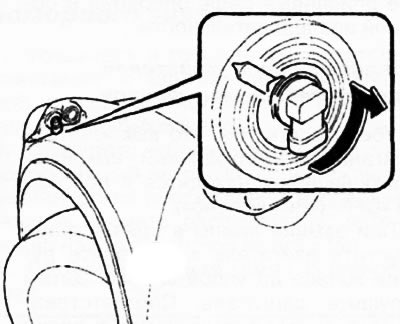 5. Поверните патрон против часовой стрелки и выньте патрон с лампой из корпуса фары. Осторожно…
