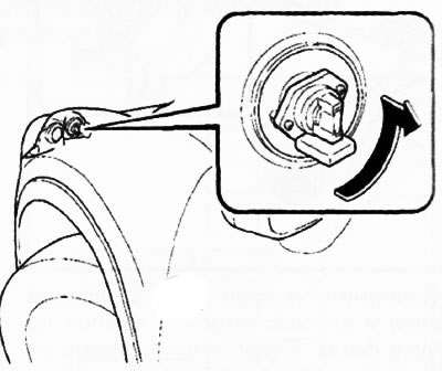 5. Поверните патрон с лампой против часовой стрелки и выньте его из фонаря.