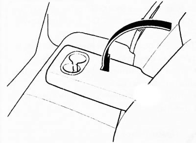 Задние подстаканники расположены в центральном подлокотнике на заднем сиденье.