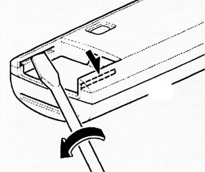 2. Уметните мали одвијач са равном главом у отвор на кућишту кључа као што је приказано на…