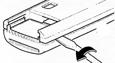 3. Уметните мали одвијач са равном главом у отвор са стране између задњег поклопца и кућишта…