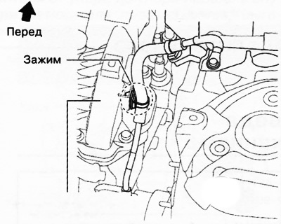 Прибрати затискач кабелю маси, показаний малюнку, убік від кришки головки блоку циліндрів.
