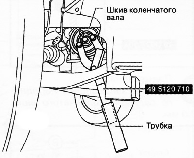 5. Одному человеку необходимо подсоединить удлинительную трубку подходящей длины (100 мм или более)…