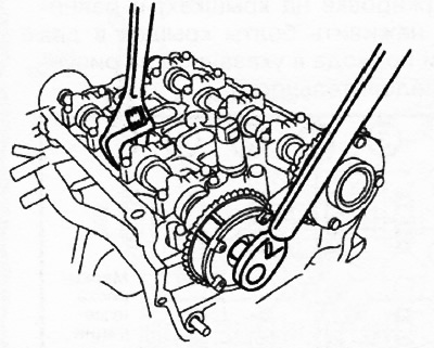 26. Држећи брегасту осовину за шестоугаони део помоћу подесивог кључа, затегните завртањ фазног…