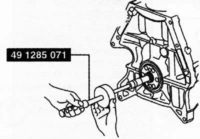 13. Версии с механической трансмиссией: если необходимо, с помощью специального инструмента извлечь…