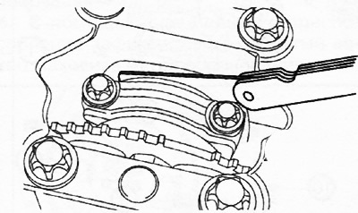 14. Перед снятие шатунной крышки проверить боковой зазор шатуна.