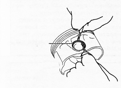 22. С помощью плоских отверток извлечь стопорные кольца.