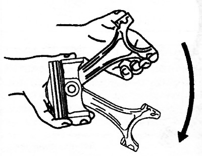 Проверить свободу перемещения, как показано на рисунке. Убедиться в том, что нижняя головка шатуна…