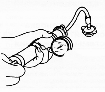 4. С помощью устройства для проверки крышки системы охлаждения создать давление 122.6 кПа (1.250…