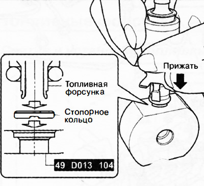 Поместить новое стопорное кольцо на специальное приспособление, как показано на рисунке, следя за…