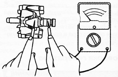 2. Używając testera, upewnij się, że pomiędzy pierścieniami ślizgowymi a rdzeniem nie ma…