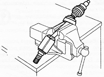 4. Зафиксировать приводной вал в тисках.
