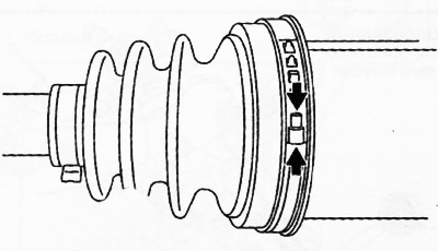 33. С помощью пассатижей поддеть хомут пыльника большого диаметра в указанных на рисунке точках и…