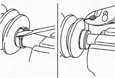 1. Пассатижами поддеть хомут пыльника, как показано на рисунке, и снять пыльник.