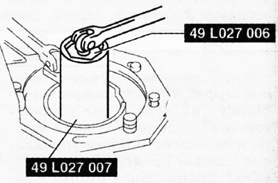 8. Удалить стопорную гайку с помощью специального инструмента.