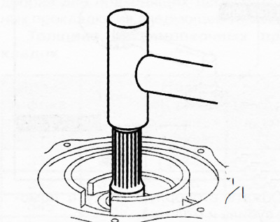 9. Извлечь ведущую шестерню главной передачи, слегка постукивая по ней медным молотком.