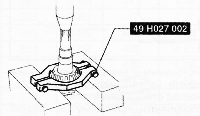 11. Снять внутренние кольца подшипников с помощью специального приспособления и пресса.