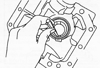 13. Извлечь наружное кольцо подшипника, используя две прорези в картере главной передачи для…