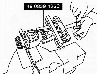 17. С помощью специального съемника снять внутренние кольца боковых подшипников с коробки…
