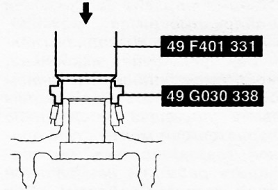 1. Помоћу одговарајућег трна притисните унутрашње прстенове бочних лежајева на кућиште…