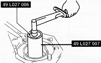 14. Затегните сигурносну матицу до доње границе наведеног опсега обртног момента (190-570 Нм),…
