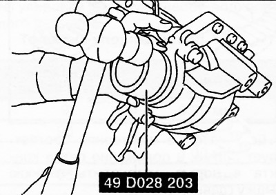35. Нанесите уље за крајњи погон на рубове нове бочне уљне заптивке и поставите уљну заптивку…