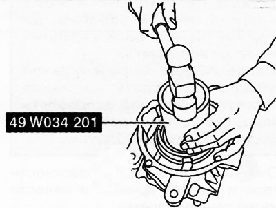 36. Нанесите уље за крајњи погон на рубове нове уљне заптивке спојнице и поставите уљну заптивку…