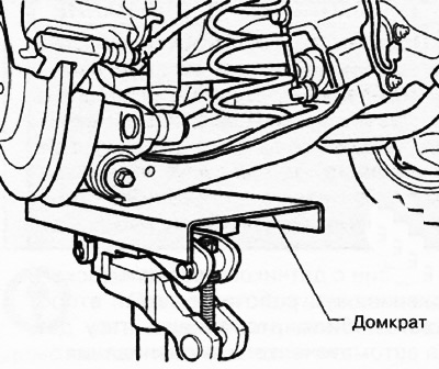 Примечание: Для установки верхних гаек заднего амортизатора нужно приподнять нижний рычаг задней…