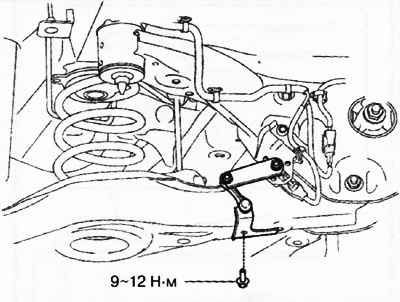 1. Версии с датчиком автоматического выравнивания: работая с левой стороны автомобиля, отсоединить…