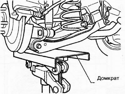 9. Поднять автомобиль, чтобы разгрузить подвеску и подпереть продольный рычаг задней подвески…