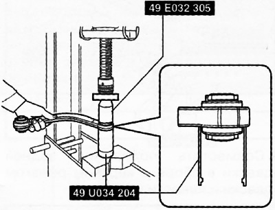 15. Выпрессовать втулки верхнего рычага задней подвески с помощью специальных приспособлений.
