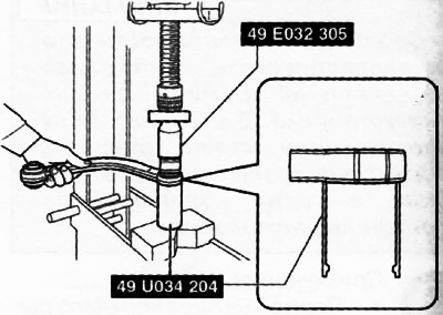 Внимание. С помощью специальною приспособления (49 U0З4 204), как показано на рисунке, для…