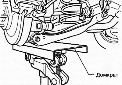 2. Поднять автомобиль, чтобы разгрузить подвеску, и подпереть продольный рычаг задней подвески…