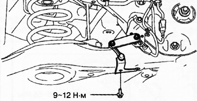 1. Версии с датчиком автоматического выравнивания: работая с левой стороны автомобиля, отсоединить…