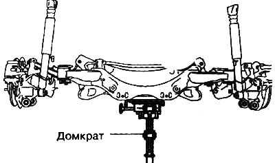 10. Подпереть задний подрамник в сборе домкратом и отвернуть крепежные гайки.