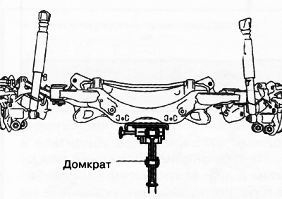 16. Поднять задний подрамник в сборе домкратом и затянуть крепежные гайки моментом 91-111 Нм.