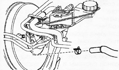 2. С помощью пассатижей разжать хомут и отсоединить вакуумный шланг.